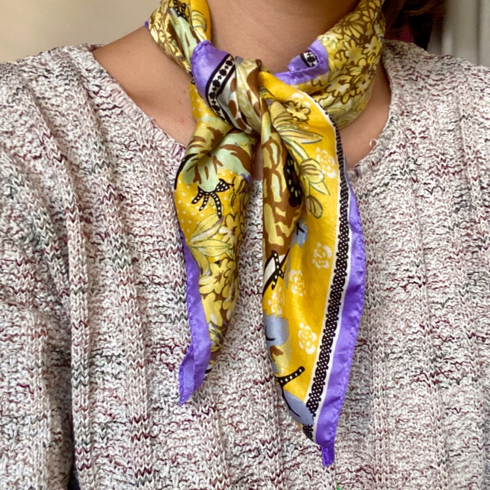 SOLD✌🏼100% Silk floral bandana scarf